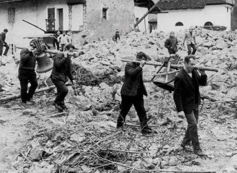 Il paese fantasma di Ischiazza Il paese fantasma di Ischiazza